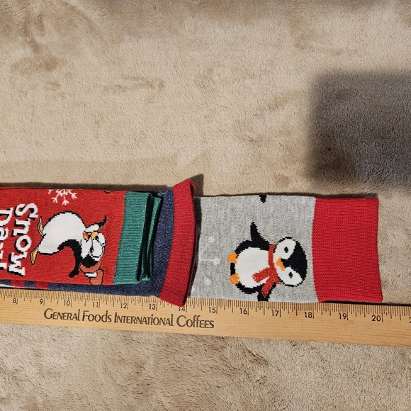 🍓🍄Womens Knee High Christmas Holiday Penguin Socks - Never Worn🍄🍓 - Picture 2 of 5